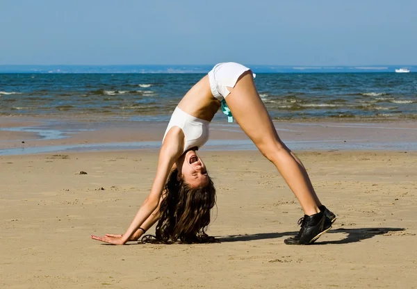 Упражнения на пляже — стоковое фото