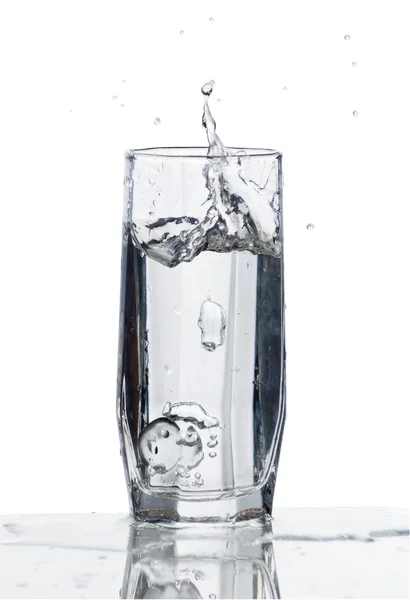 Szklanka wody z rozpryskiem — Zdjęcie stockowe