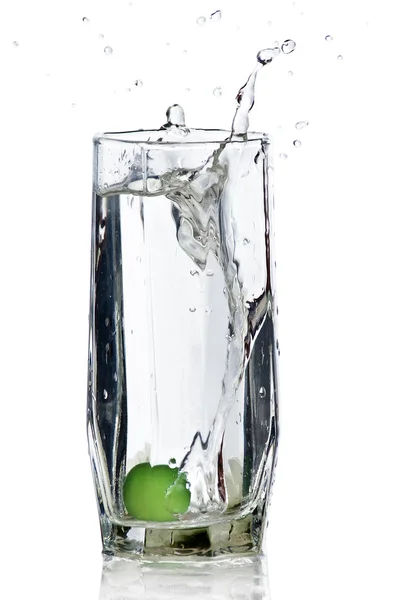 Egy pohár víz fröccsenéssel — Stock Fotó
