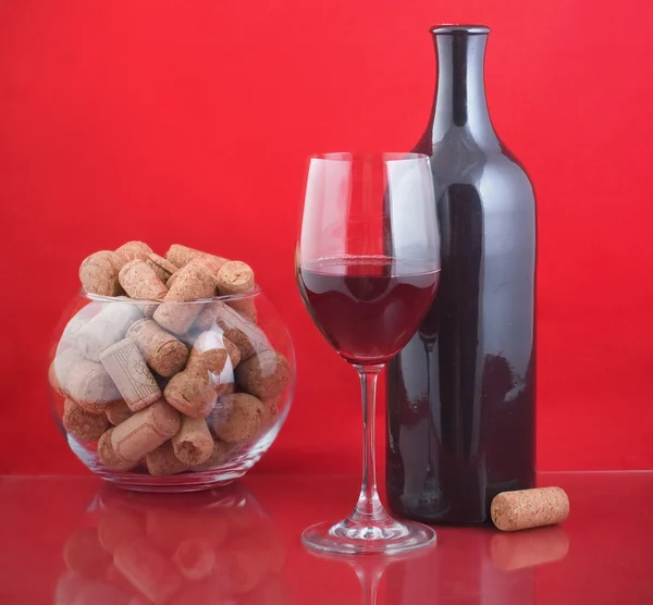 Láhev a červené víno — Stock fotografie