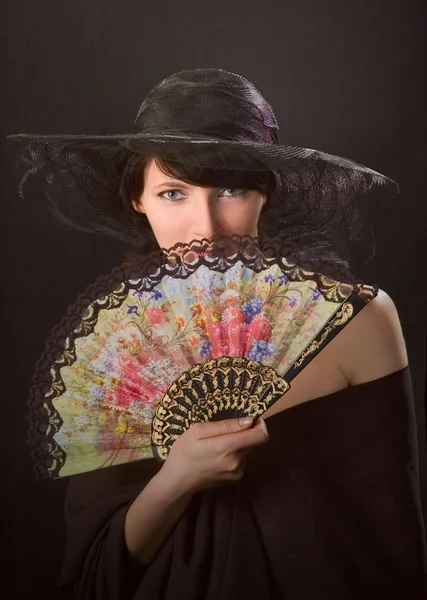 Красивая женщина с вентилятором — стоковое фото