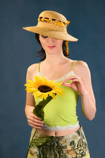 Young women with sunflowers — Stock Photo, Image