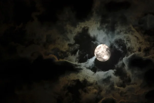 Księżyc w pełni i dziwne białe chmury — Zdjęcie stockowe