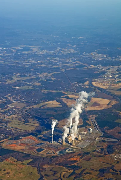 Flygfoto av en vertikal kraftverk — Stockfoto
