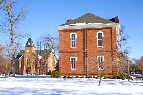 Zwei Gebäude auf einem College-Campus — Stockfoto