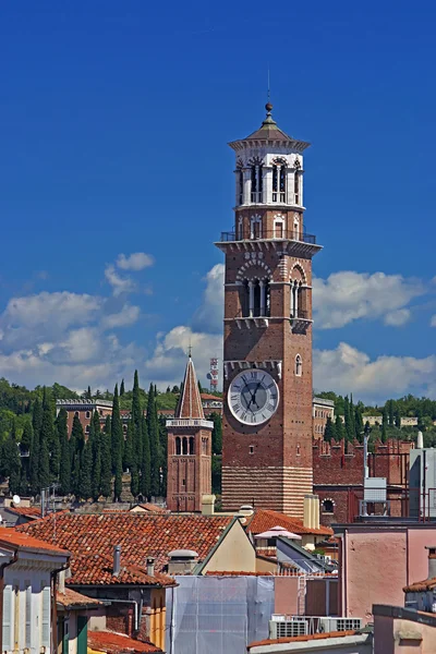 Башня Ламберти на горизонте Вероны — стоковое фото