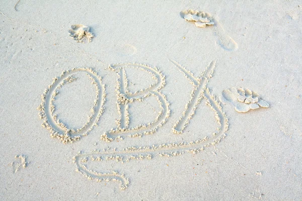 Аббревиатура OBX написана на песке — стоковое фото