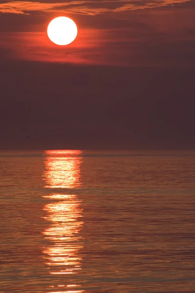 海の波の垂直方向の日の出 — ストック写真