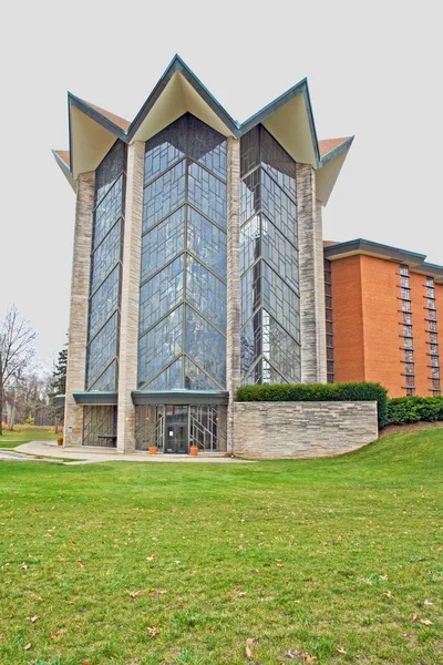 Kaple na univerzitní kampus vertikální — Stock fotografie