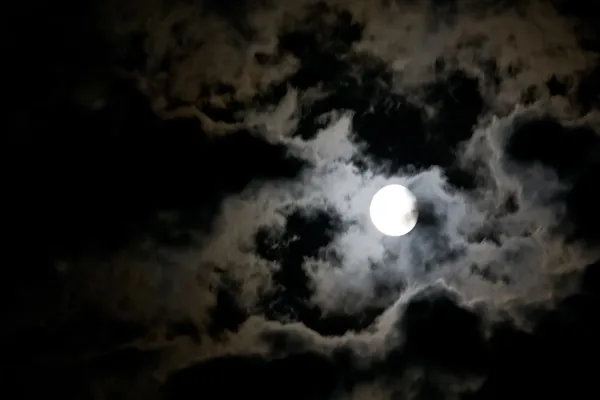 Luna llena blanca y nubes blancas misteriosas — Foto de Stock