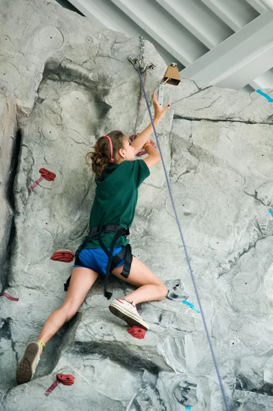Young teen girl rock climbing — Stock Photo, Image