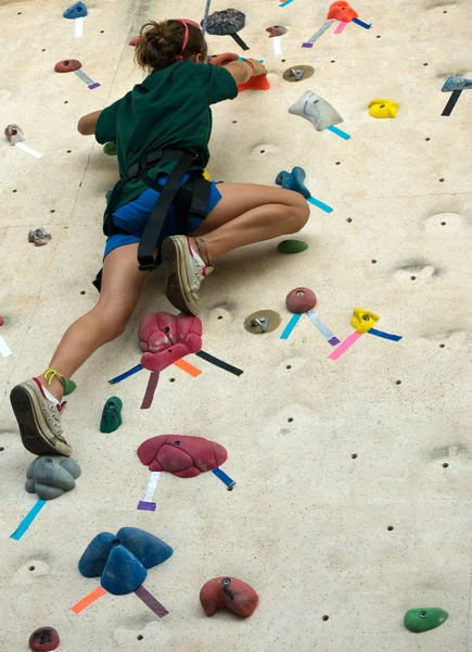 Meisje op klim muur — Stockfoto