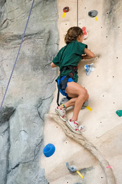 Chica escalada roca —  Fotos de Stock