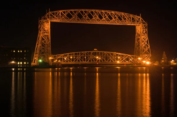 Pozdě v noci duluth letecký most — Stock fotografie