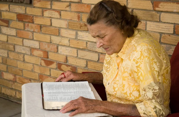 Elderly woman studying her Bible — Stock Photo, Image