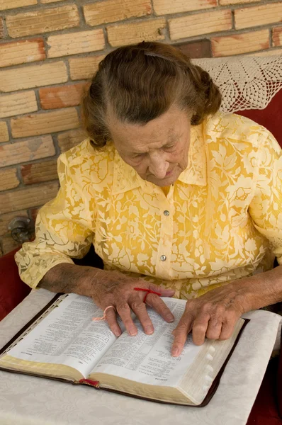 Ηλικιωμένη γυναίκα ανάγνωση της Αγίας Γραφής — Φωτογραφία Αρχείου