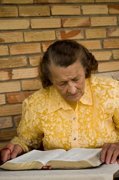 Ηλικιωμένη γυναίκα ανάγνωση Βίβλων — Φωτογραφία Αρχείου