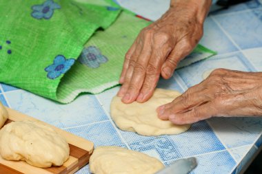 büyükannem börek hazırlar