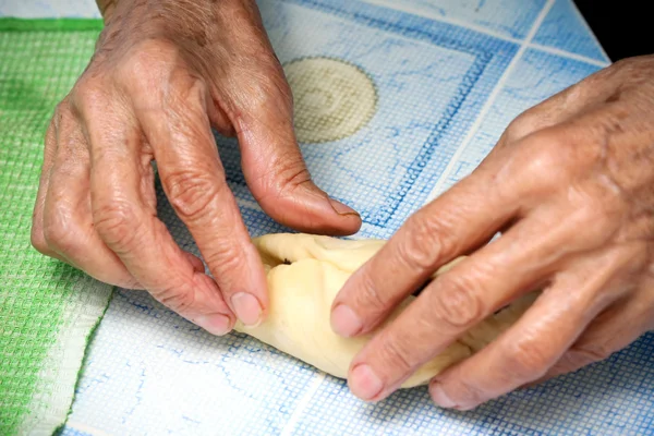 Abuela prepara pasteles —  Fotos de Stock
