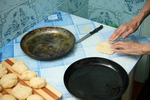 La nonna prepara torte — Foto Stock
