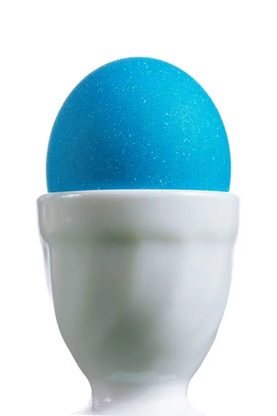 Bir eggcup bir yumurta — Stok fotoğraf