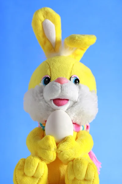 Velikonoční králík s vejcem — Stock fotografie