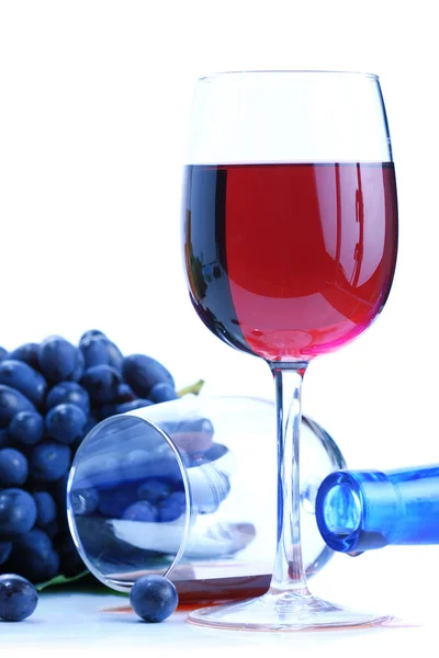 Black grape cluster and red wine — Stock Photo, Image