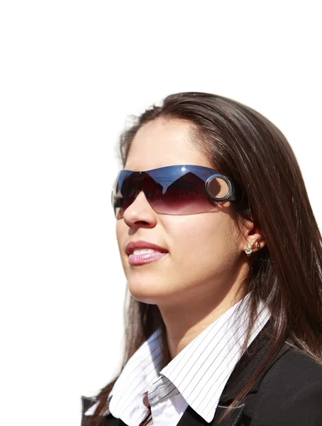 Mladá žena nosí sluneční brýle — Stock fotografie