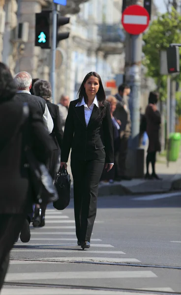 Affärskvinna i staden — Stockfoto