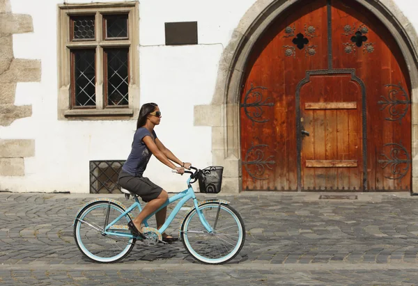 Jazda na rowerze miejskim — Zdjęcie stockowe
