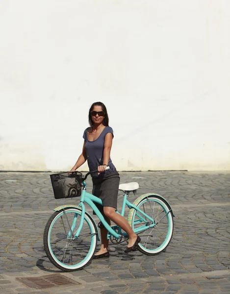 Женщина на велосипеде в городе — стоковое фото