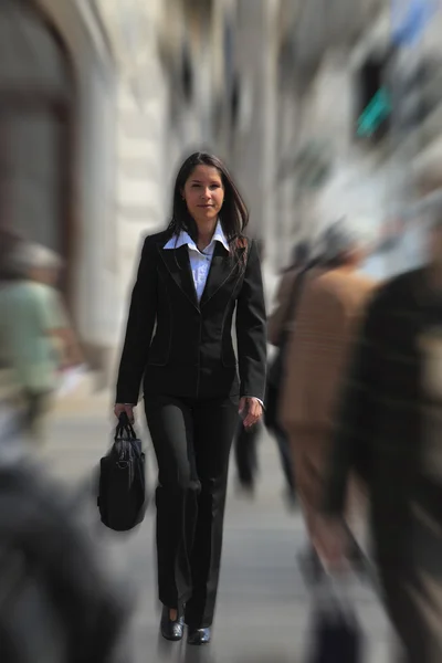 Geschäftsfrau in Eile — Stockfoto