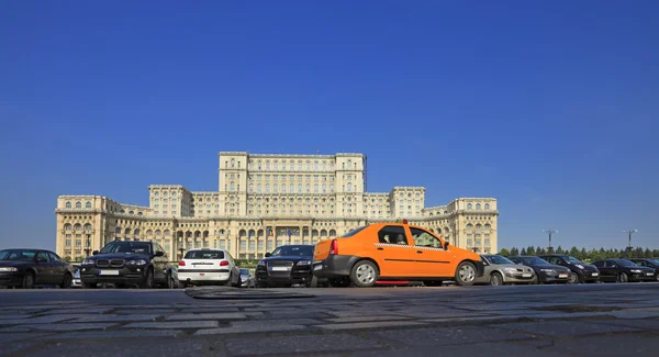 Žlutá cab v Bukurešti — Stock fotografie