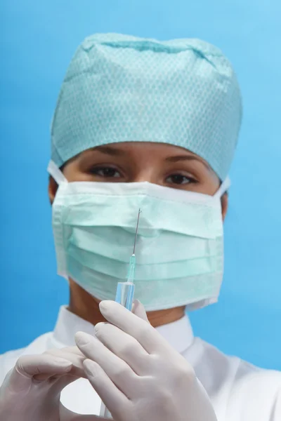 Sestra drží injekční stříkačku — Stock fotografie