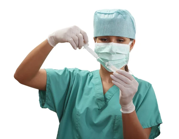 Sjuksköterskan fyller en spruta — Stockfoto