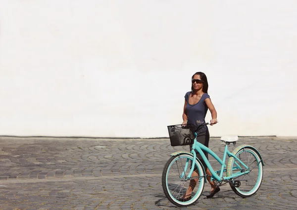 Женщина на велосипеде в городе — стоковое фото