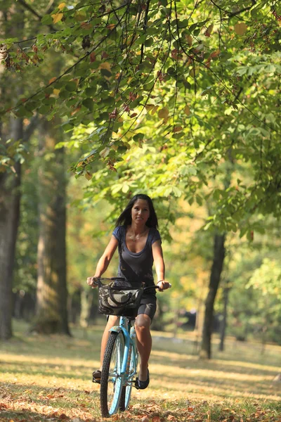 Vrouw rijden een fiets — Stockfoto