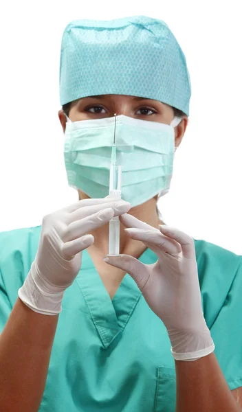 Kvinnliga läkare förbereder en injektion — Stockfoto