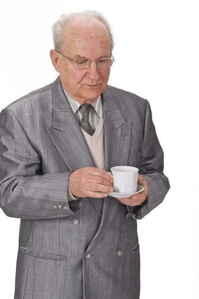 Старший мужчина с чашкой чая — стоковое фото
