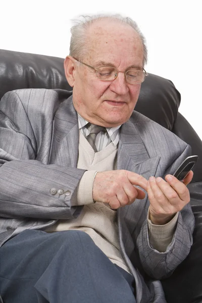 Пенсионер с мобильным телефоном — стоковое фото
