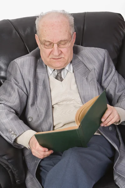 Ηλικιωμένος διαβάζει ένα βιβλίο — Φωτογραφία Αρχείου