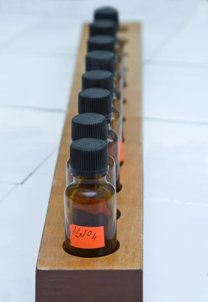 Fila de garrafas de laboratório — Fotografia de Stock