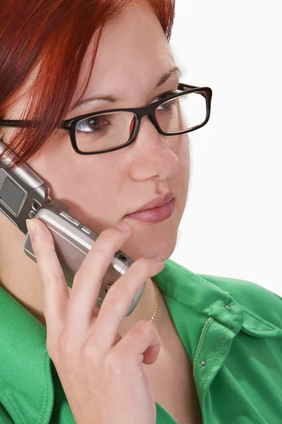 Рыжая девушка разговаривает по мобильному телефону — стоковое фото