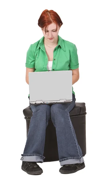 Подросток, работающий на ноутбуке — стоковое фото