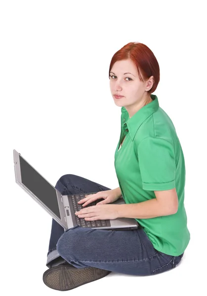 노트북으로 빨간 머리 소녀 — 스톡 사진