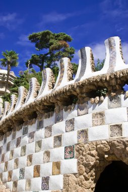 bir korkuluk çinileri ile taştan yapılmış ve ayrıntılar bir sürü antonio tarafından tarz içinde park guell gaudi