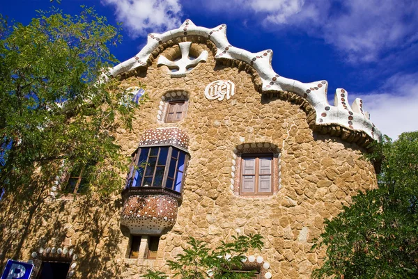 Ett hus med massa brickor och Detaljer stylad av antonio gaudi i park güell — Stockfoto
