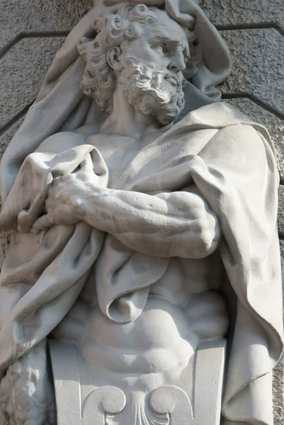 Мужская статуя — стоковое фото