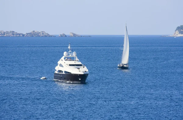 Yachts de luxe dans la baie — Photo