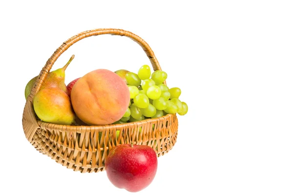 Hamper med frukt – stockfoto